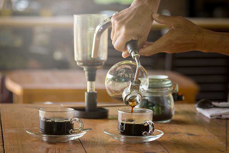 Aus dem Kaffeebereiter kommt ein herrlicher Geschmack nach dem Durchlauf.