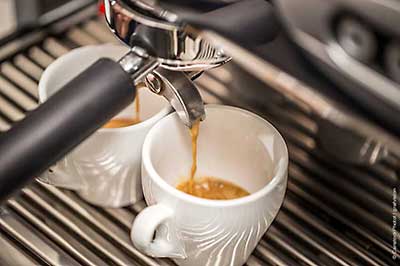 Ein Ristretto läuft aus der Maschine in eine Espresso Tasse