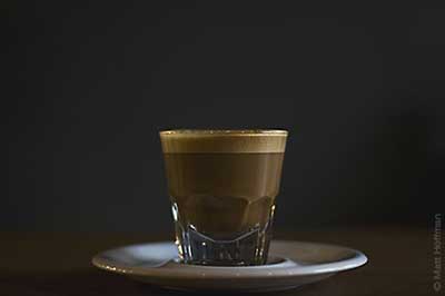 Cortado Kaffee in einem Glas