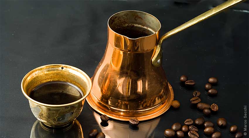 Cezve mit Tasse für türkischen Kaffee